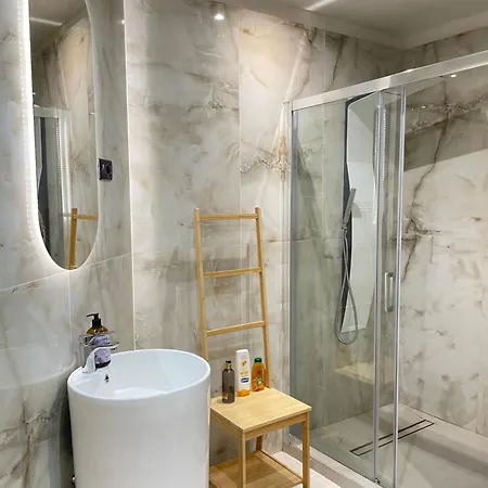 Modern Skylight Near Brignole - Always Open بيت ضيافة